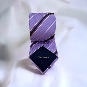 Woven silk, this Canelli tie is adorned with a classic striped design. Like New
